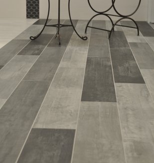 Patchwork de couleur de carrelage effet parquet gris