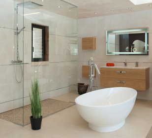 Salle de Bain avec douche à l'italienne, carrelage aspect pierre de Caen, meuble bois avec plateau pierre naturelle et liseret mosaIque, grande douche Walk'in à double entrée.