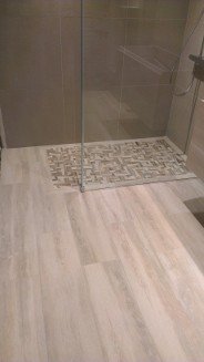 carrelage effet parquet en salle de bain et douche à l'italienne