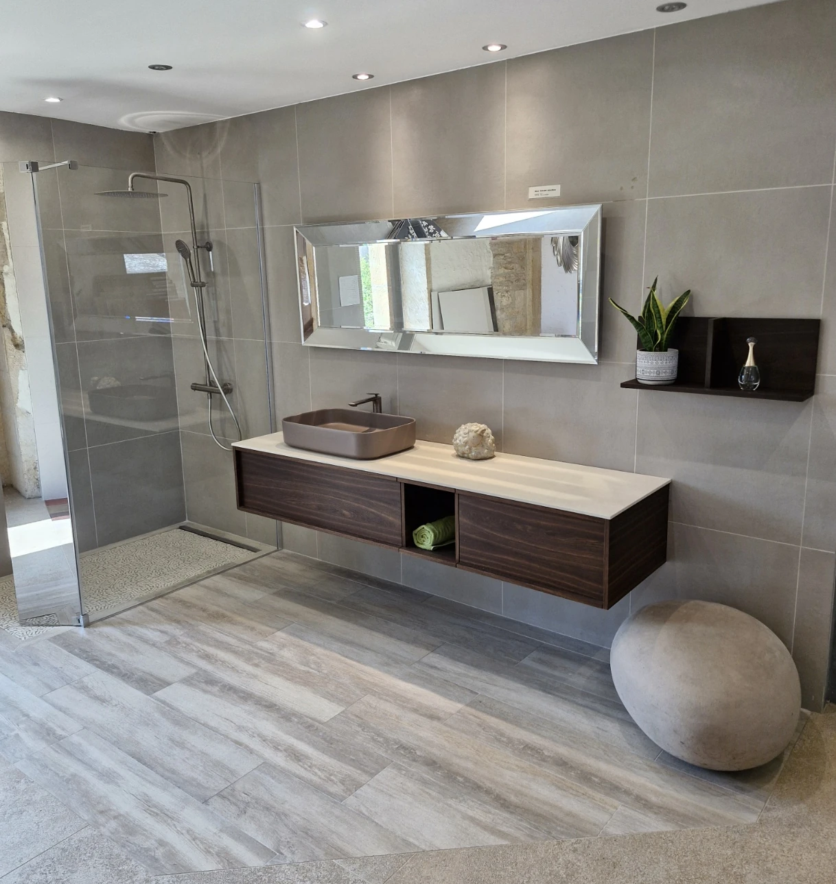 douche à l'italienne, mur effet béton, carrelage effet parquet douche à l'italienne, mur effet béton, carrelage effet parquet