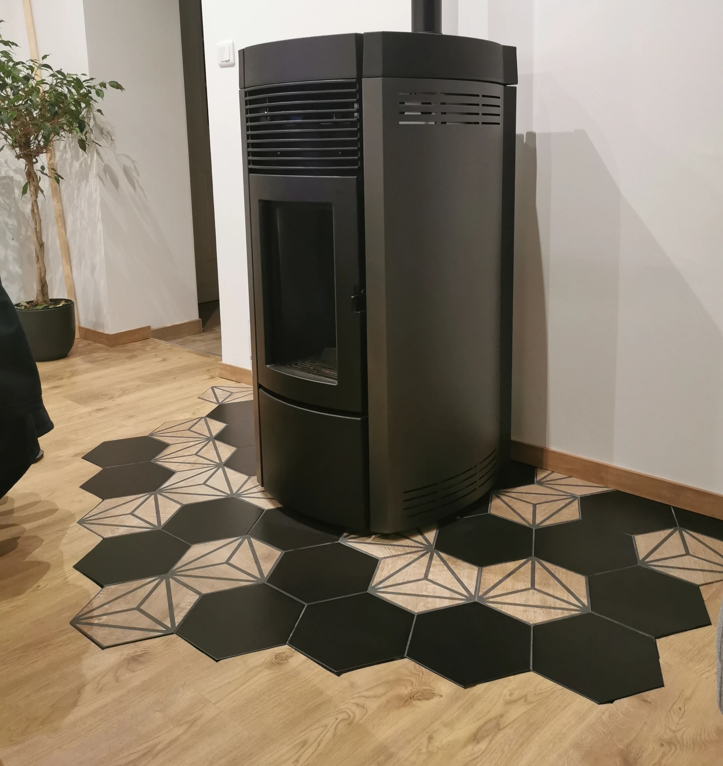Carrelage Hexagonale Noir et Effet Bois sous un poêle Carrelage Hexagonale Noir et Effet Bois sous un poêle