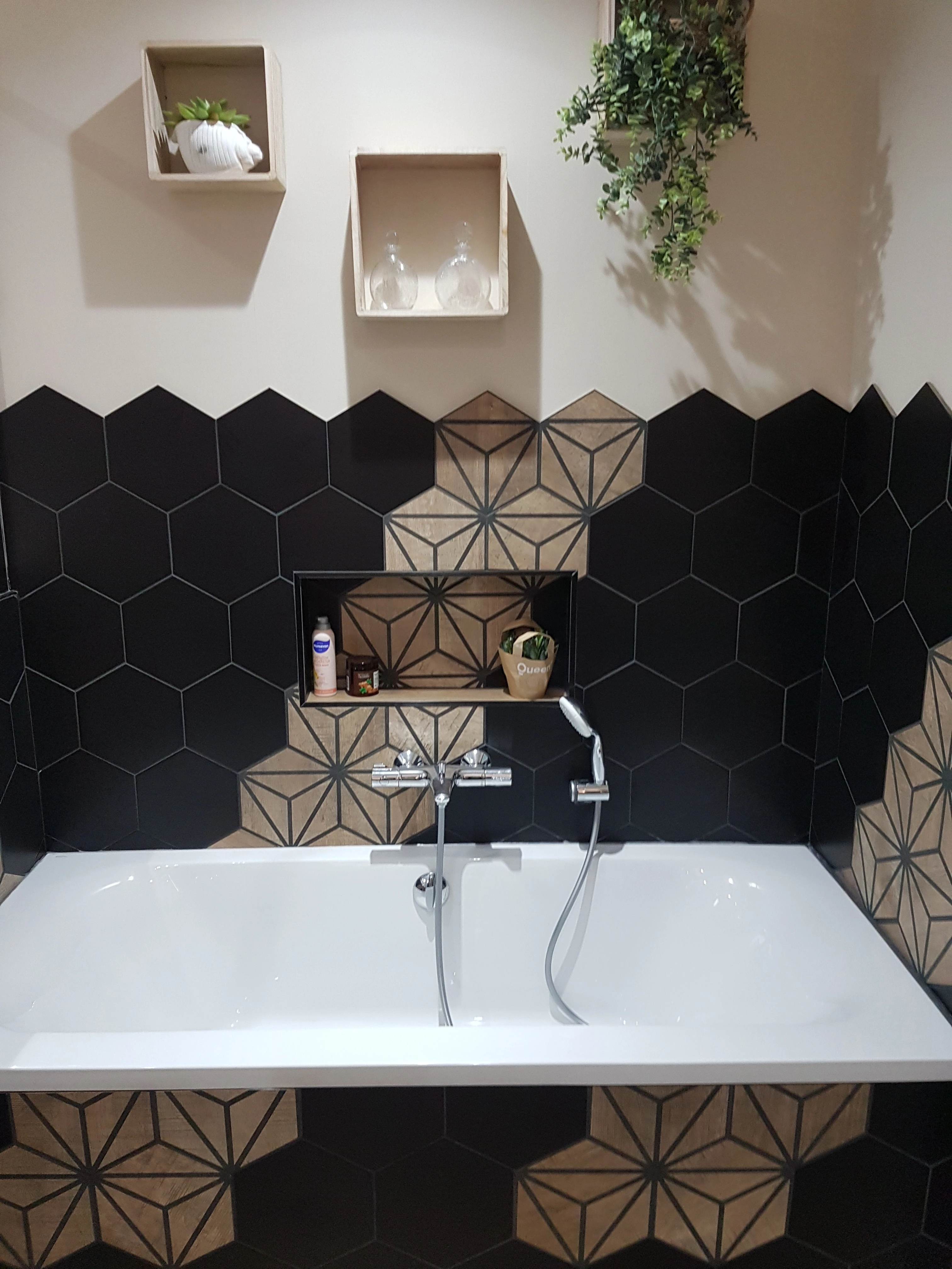 Baignoire rectangulaire avec Carrelage Hexagone Noir et Bois Baignoire rectangulaire avec Carrelage Hexagone Noir et Bois
