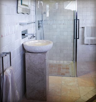 douche à l'italienne, vasque en marbre douche à l'italienne, vasque en marbre
